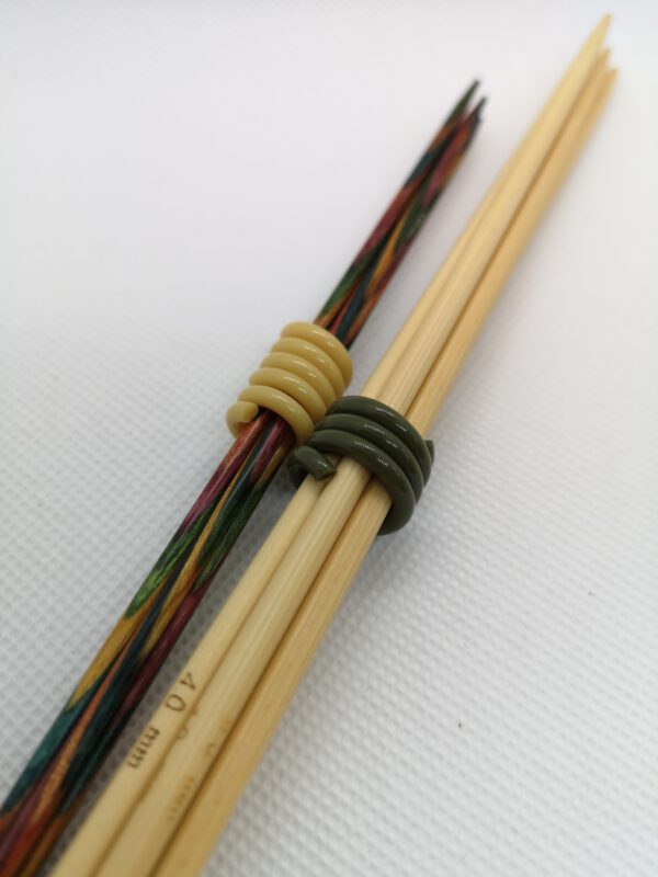 Nadelhalter Nadelspiel Spirale in klassischen Farben, auf 2 Nadelspielen in den Stärken 2,5 und 4mm