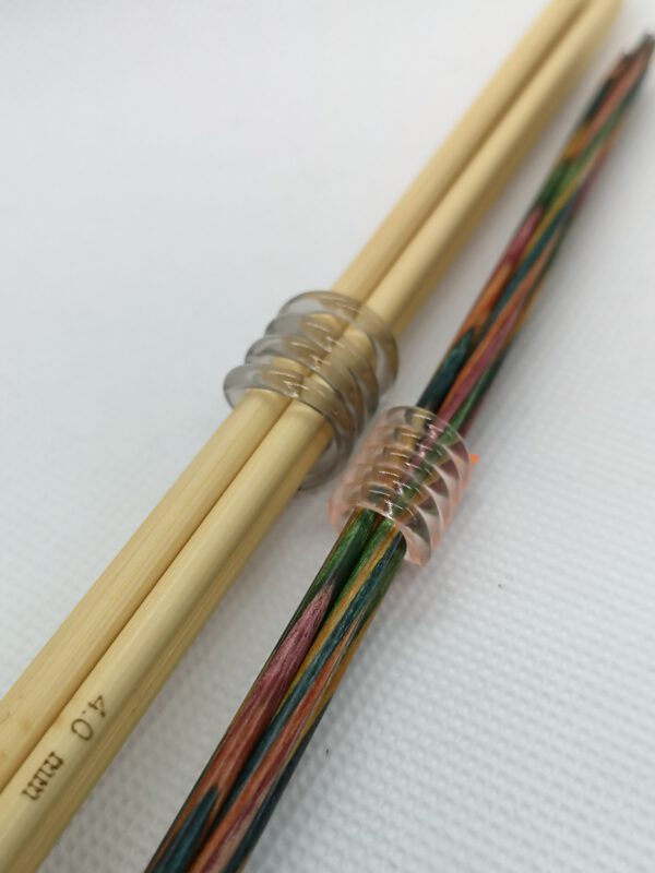 Nadelhalter Nadelspiel Spirale in transparenten Farben auf 2 Nadelspielen Stärke 2,5 und 4mm