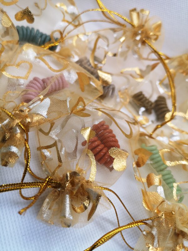 Nadelhalter Nadelspiel Spirale in klassischen Farben, verpackt in einem Organzasäckchen, gold mit aufgedruckten Herzen
