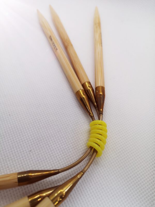 Nadelhalter Nadelspiel neonfarben auf einem Crasy Trio, gelber Nadelhalter