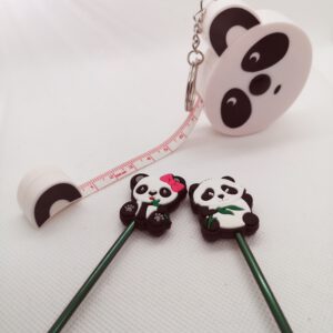 Panda Set Maßband und Maschenstopper auf Stricknadeln