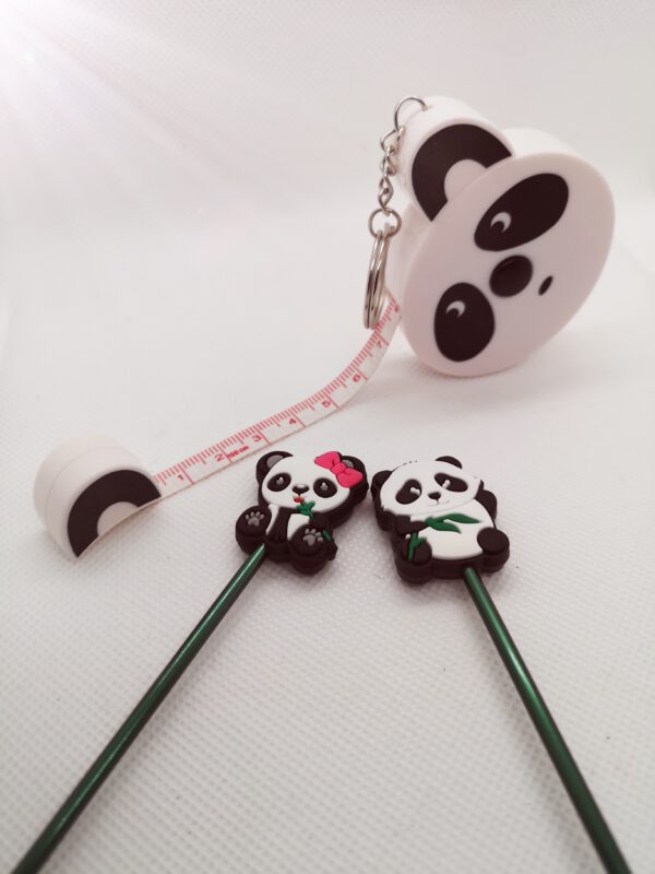 Panda Set Maßband und Maschenstopper auf Stricknadeln